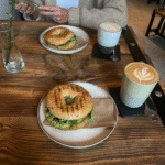 bagels en koffie in café