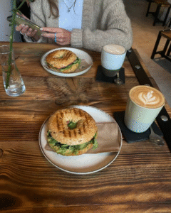 bagels en koffie in café